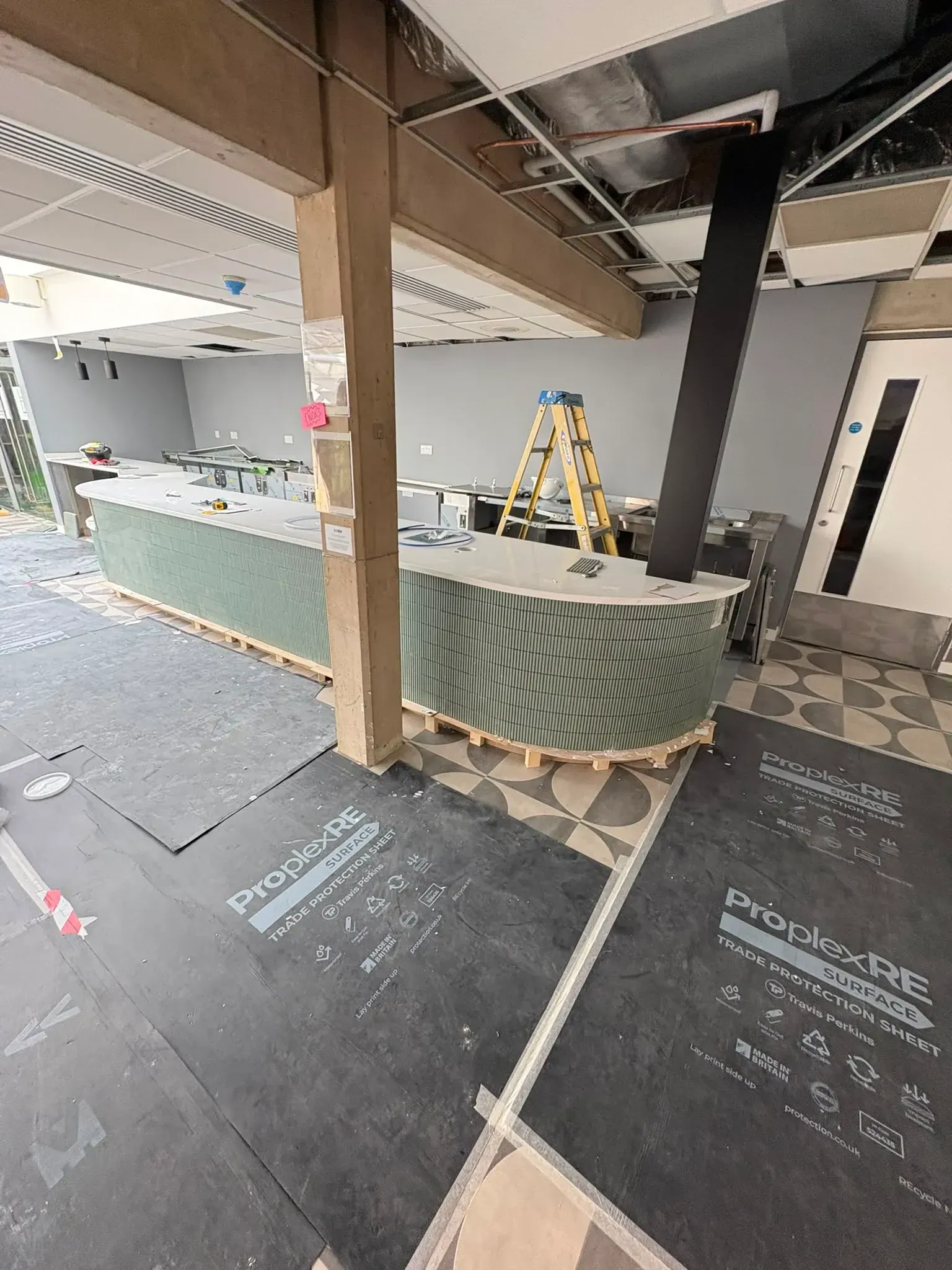 Curved bar counter, commercial fit-out — photograph 4